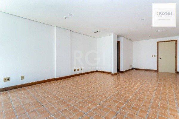 Sala comercial na Av Carlos Gomes com sacada DESOCUPADA