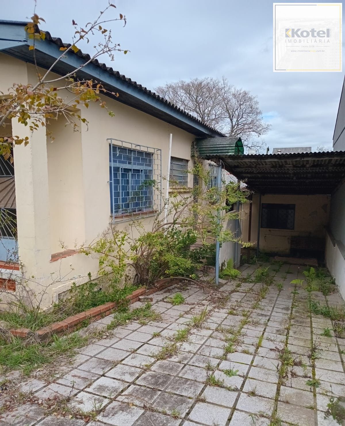Casa no bairro Nonoai de 3 dormitórios e pátio