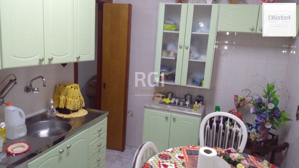 Casa de 3 dormitórios, vagas e pátio - Passo da Areia
