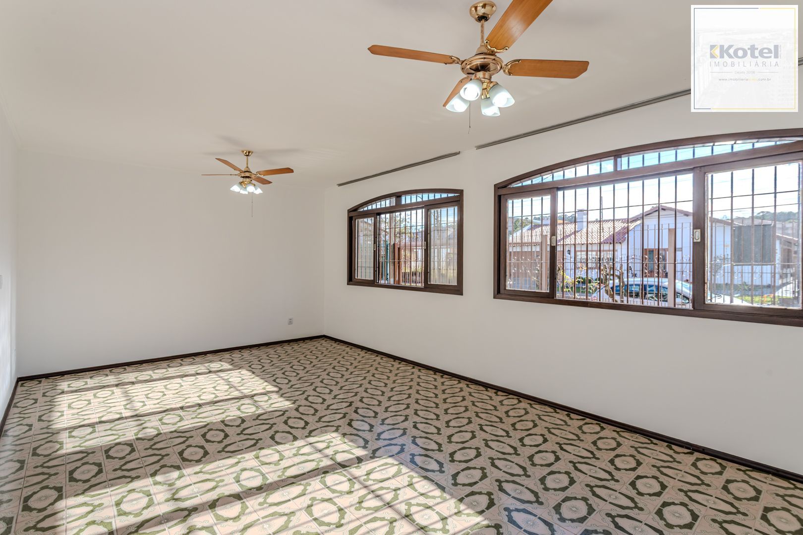 Casa no Partenon com 4 dormitórios e 4 vagas DESOCUPADA — foto 3
