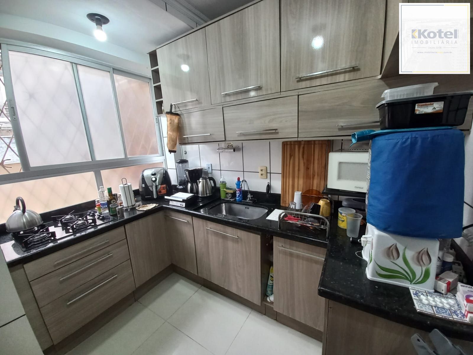 EXCELENTE APARTAMENTO TÉRREO DE 2 DORMITÓRIOS, SEMIMOBILIADO, À VENDA NO BAIRRO MENINO DEUS, PORTO ALEGRE.