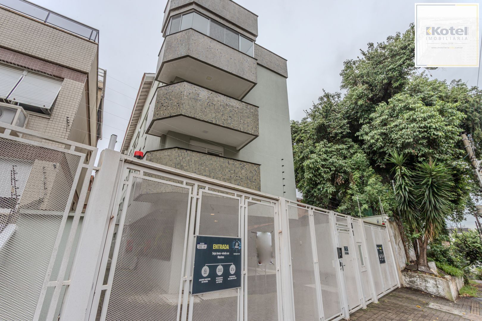 Apartamento no Menino Deus de 3 dormitórios e 2 vagas DESOCUPADO