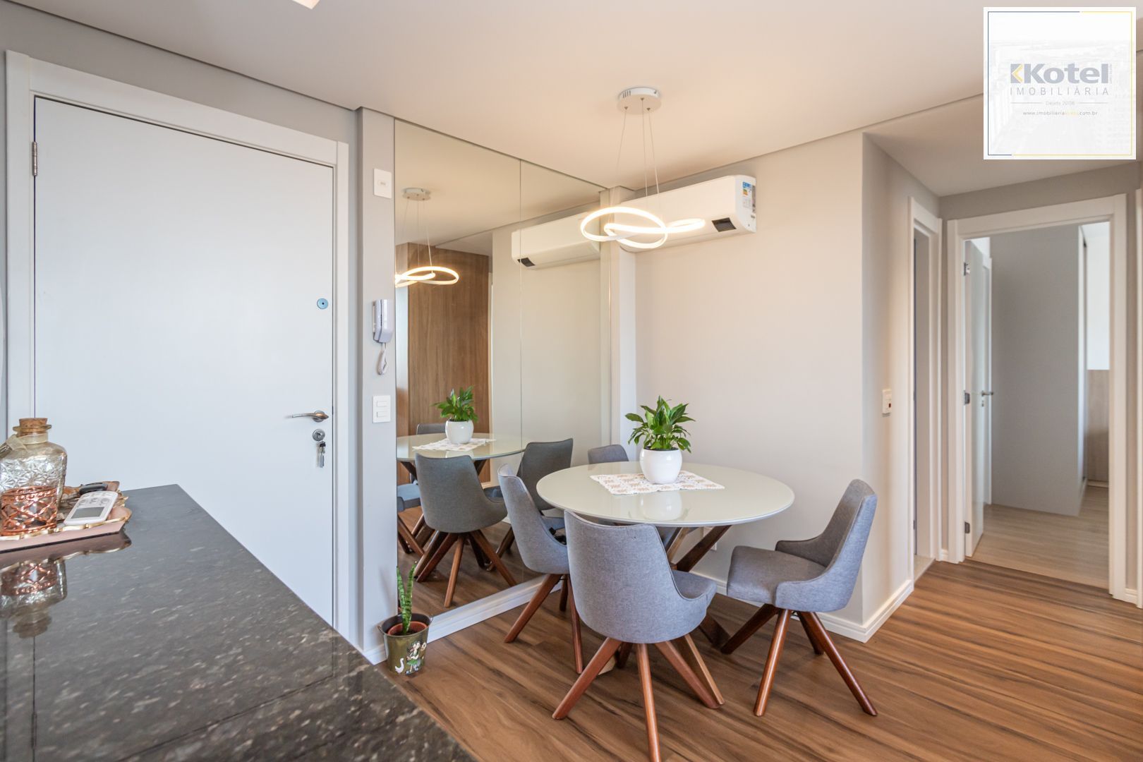 Apartamento 02 dormit com suíte e 01 vaga, no bairro Azenha, em Porto Alegre.