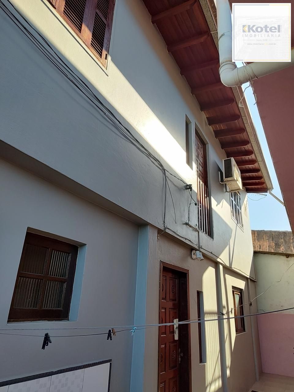 Casa residencial semi-mobiliada à venda em Esteio-RS, com 5 quartos, sala, cozinha, 3 banheiros, e 2 vagas de garagem, Área construída com 228m² e área do terreno com 200m².