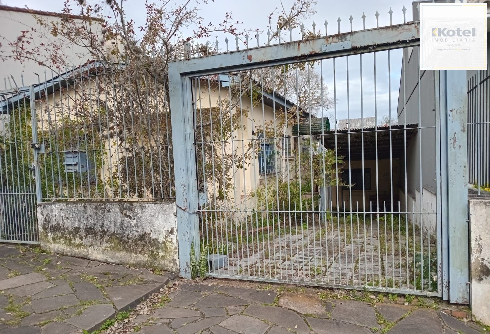 Casa no bairro Nonoai de 3 dormitórios e pátio