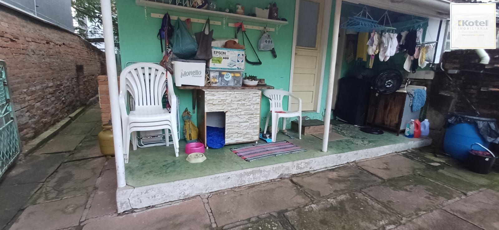 Vende-se casa de madeira, com dois dormitórios, banheiro, sala e cozinha. Localização privilegiada no bairro Jardim Botânico. Área do terreno com 6,6mx44m.