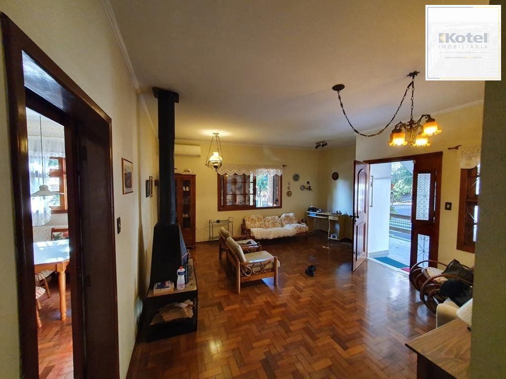 Casa para Venda - 250m², 4 dormitórios, sendo 1 suites, 4 vagas - Centro