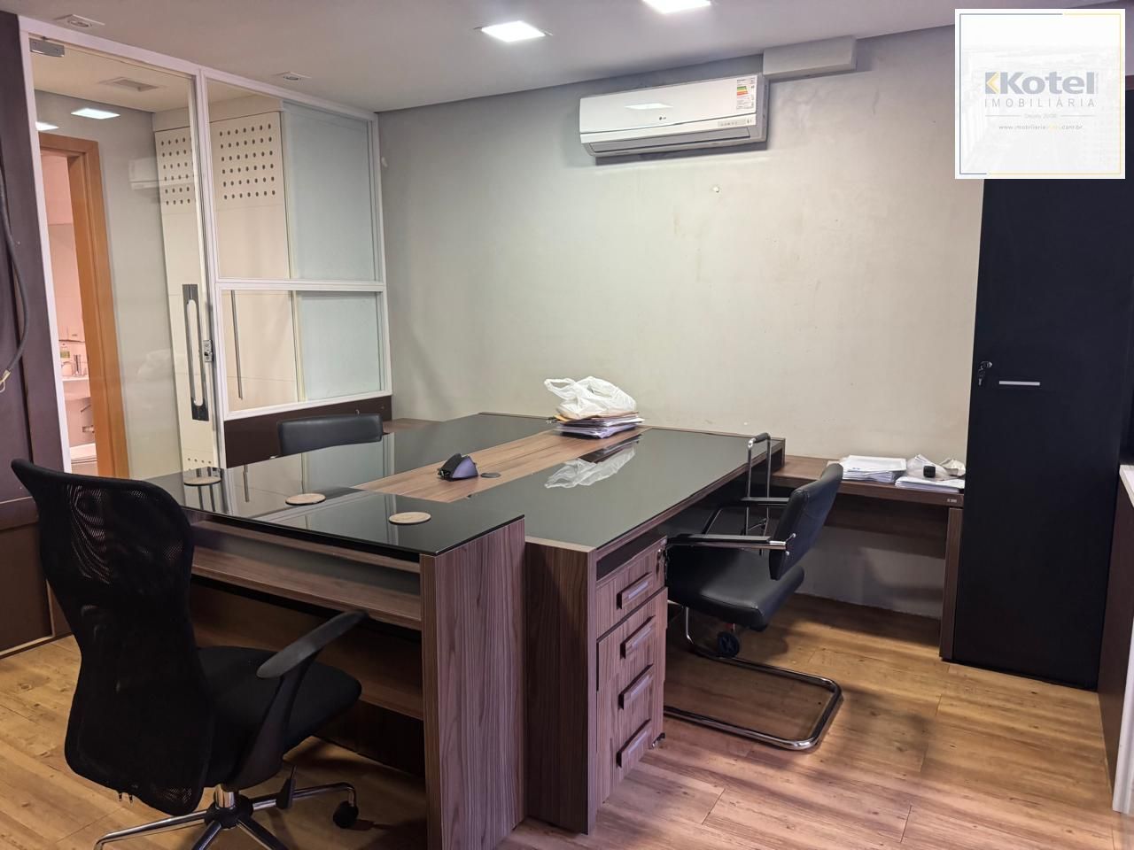 Sala comercial mobiliada com 42m² no bairro Praia de Belas DESOCUPADA