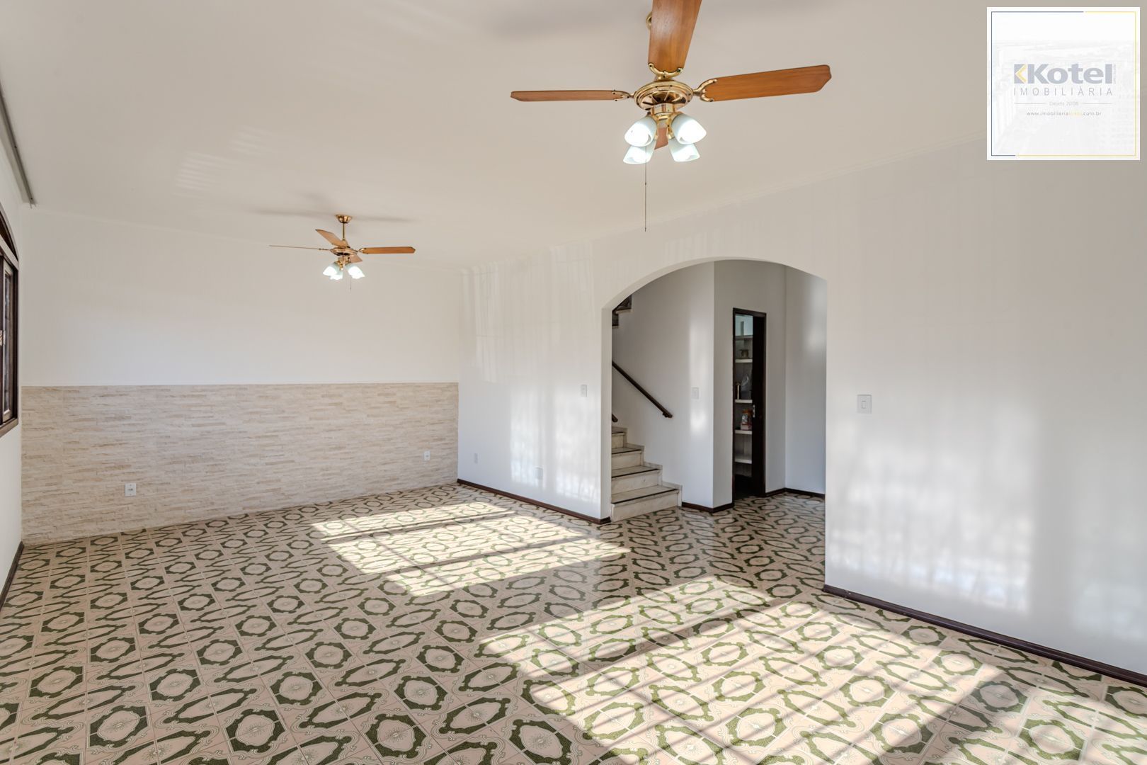 Casa no Partenon com 4 dormitórios e 4 vagas DESOCUPADA — foto 4