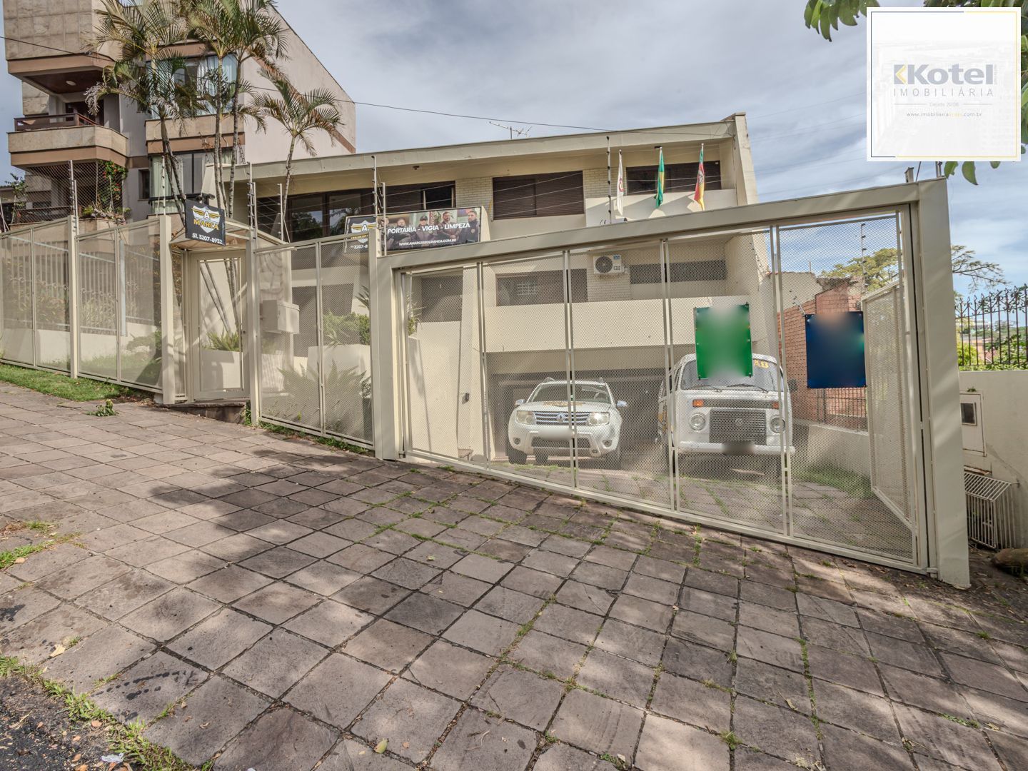Casa sobrado no Menino Deus de 3 dormitórios e 3 vagas