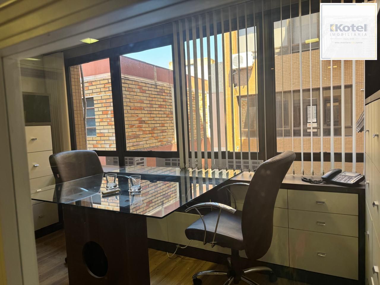Sala comercial mobiliada com 42m² no bairro Praia de Belas DESOCUPADA