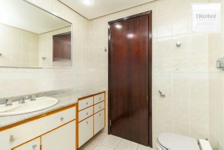 Formidável apartamento com 3 dormitórios (2 deles são suíte), peças amplas e bem iluminadas, banheiro auxiliar e cozinha com área de serviço separada. Dispõe de uma vaga de garagem coberta. Edifício com elevador e sistema de segurança por câmeras. — foto 2
