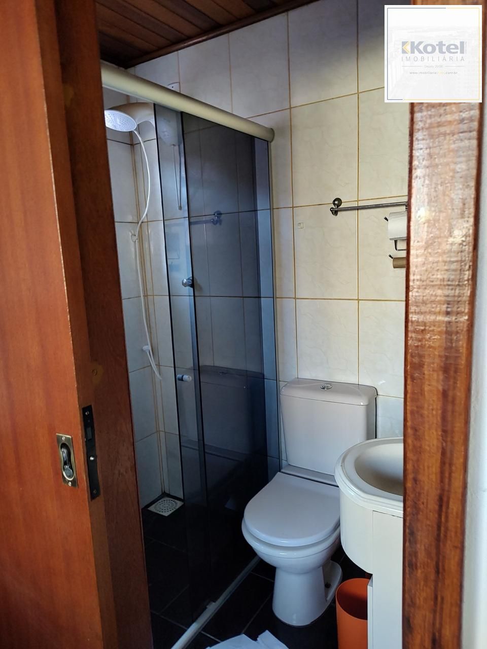 Casa residencial semi-mobiliada à venda em Esteio-RS, com 5 quartos, sala, cozinha, 3 banheiros, e 2 vagas de garagem, Área construída com 228m² e área do terreno com 200m².