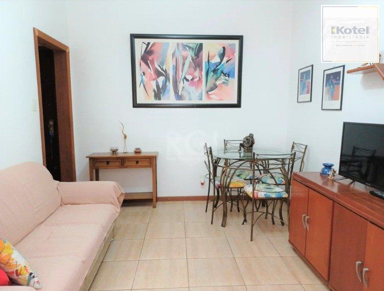 Apartamento no Menino Deus de 2 dormitórios e dependência térreo com pátio