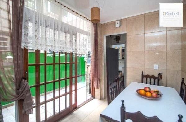Apartamento TÉRREO com pátio no Menino Deus de 2 dormitórios e vaga rotativa