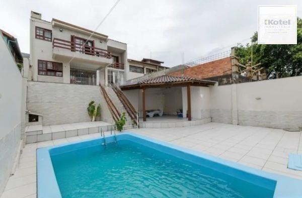 Casa / sobrado no bairro Jardim Itu de 3 dormitórios e pátio com piscina