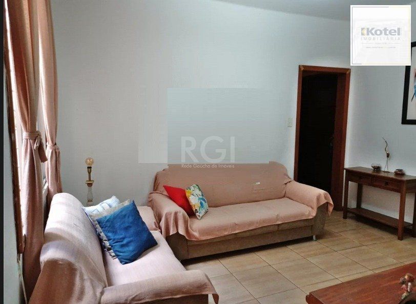 Apartamento no Menino Deus de 2 dormitórios e dependência térreo com pátio