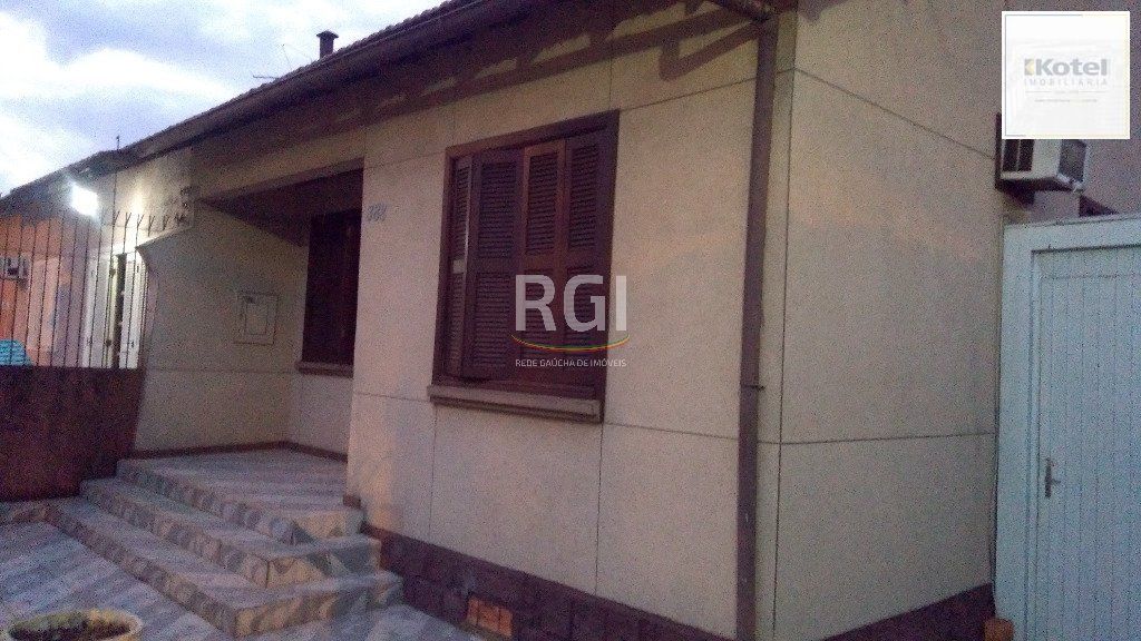 Casa de 3 dormitórios, vagas e pátio - Passo da Areia