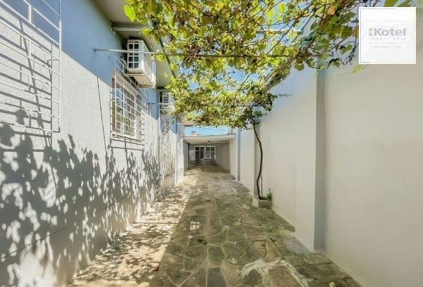 Casa no bairro Cavalhada de 3 dormitórios e 3 vagas