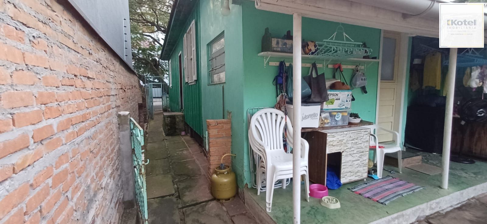 Vende-se casa de madeira, com dois dormitórios, banheiro, sala e cozinha. Localização privilegiada no bairro Jardim Botânico. Área do terreno com 6,6mx44m.