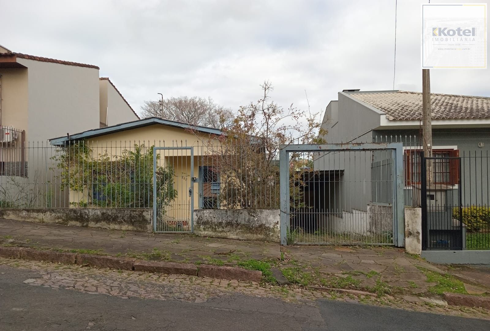 Casa no bairro Nonoai de 3 dormitórios e pátio