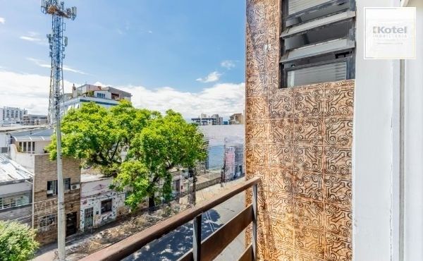 Apartamento na Cidade Baixa de 1 dormitório e dependência REFORMADO