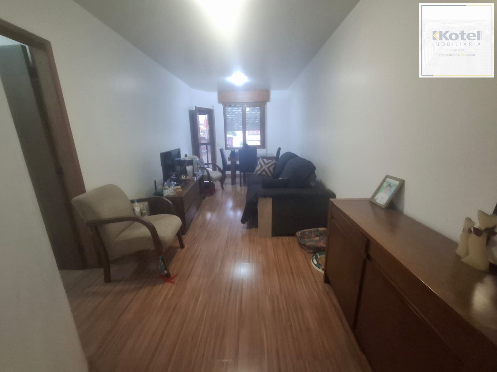 Apartamento para venda, composto por 2 dormitórios sendo 1 suíte, living com sacada integrada e 1 vaga de garagem coberta.