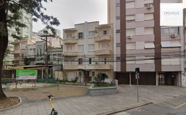 Apartamento no Centro térreo de 2 dormitórios com 2 pátios DESOCUPADO