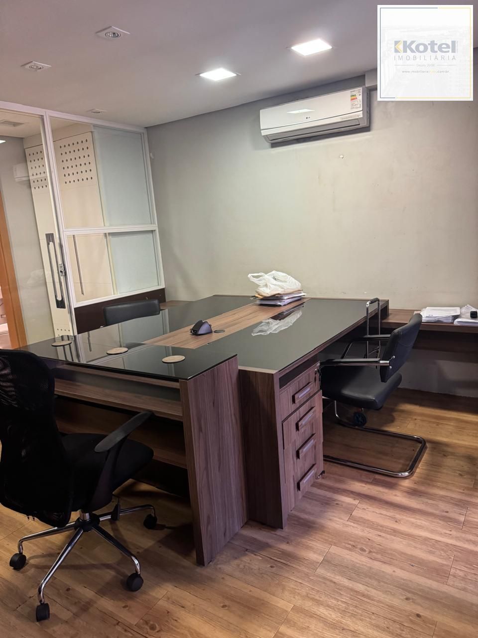 Sala comercial mobiliada com 42m² no bairro Praia de Belas DESOCUPADA