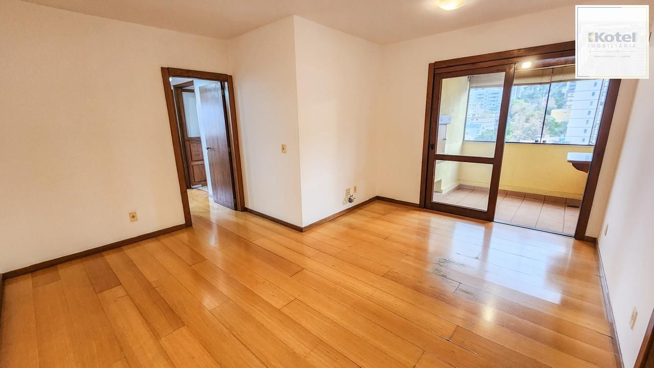 Apartamento semi-mobiliado à venda no Petrópolis