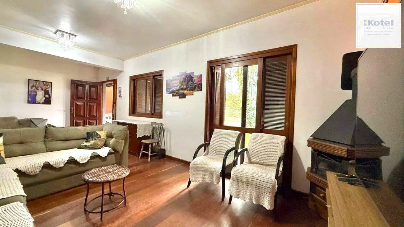 Casa de 3 dormitórios e  com 3 vagas de garagem no bairro City em Cachoeirinha.