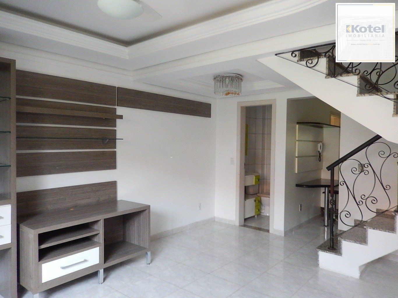 Casa em condomínio com 2 dormitórios, escada e 1 vaga de garagem.