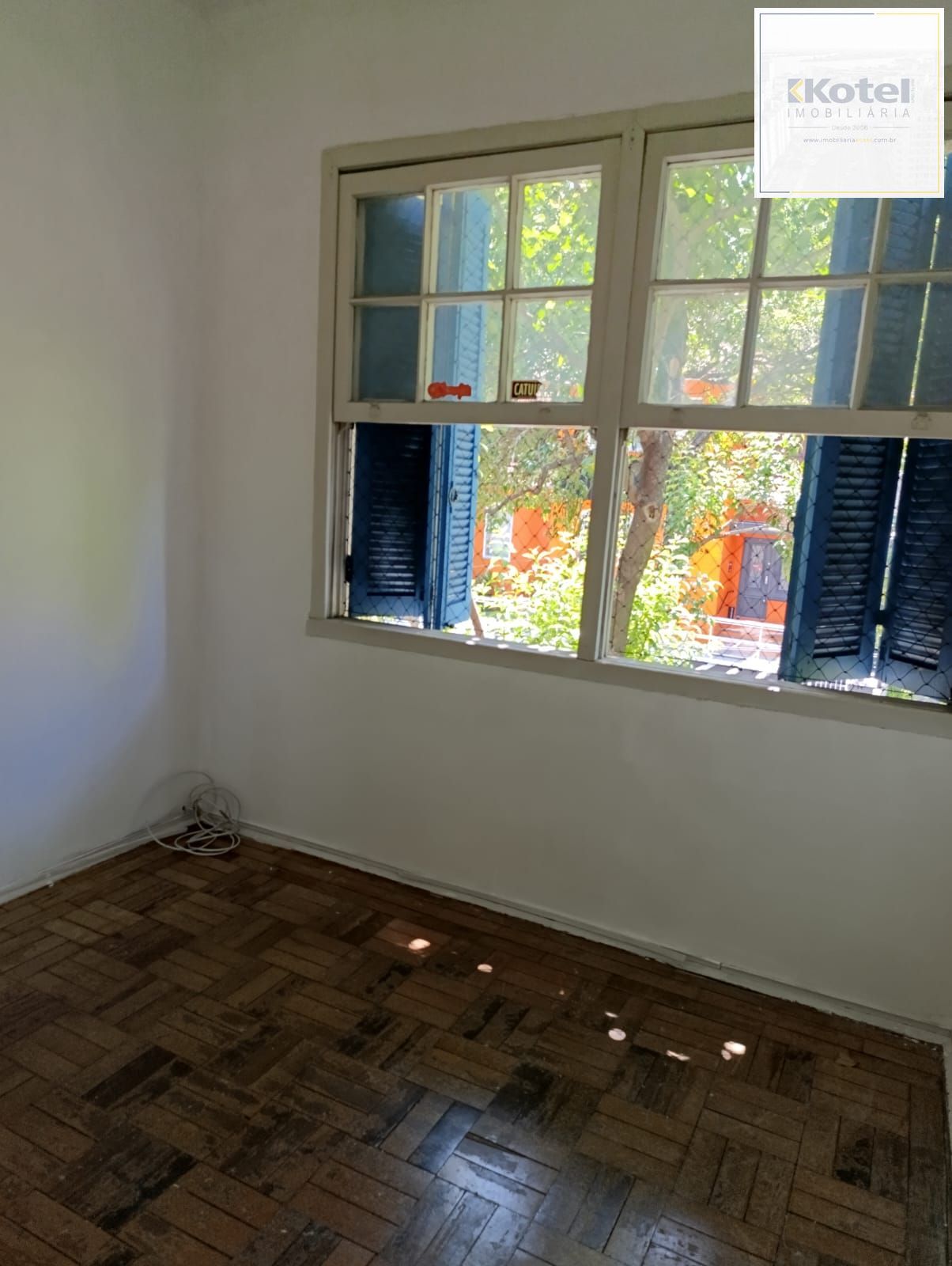 Apartamento de 2 quartos e sacada no bairro Mont' Serrat.