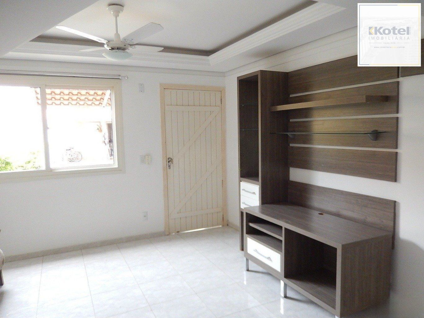 Casa em condomínio com 2 dormitórios, escada e 1 vaga de garagem.