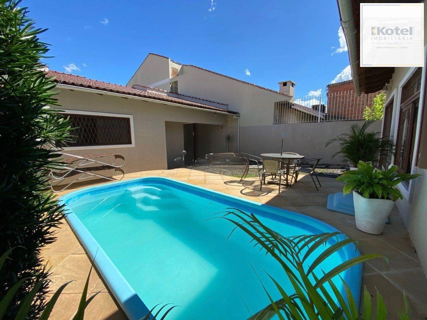 Casa de 330m² com 2 Quartos, piscina e 4 vagas de garagem em Canoas.