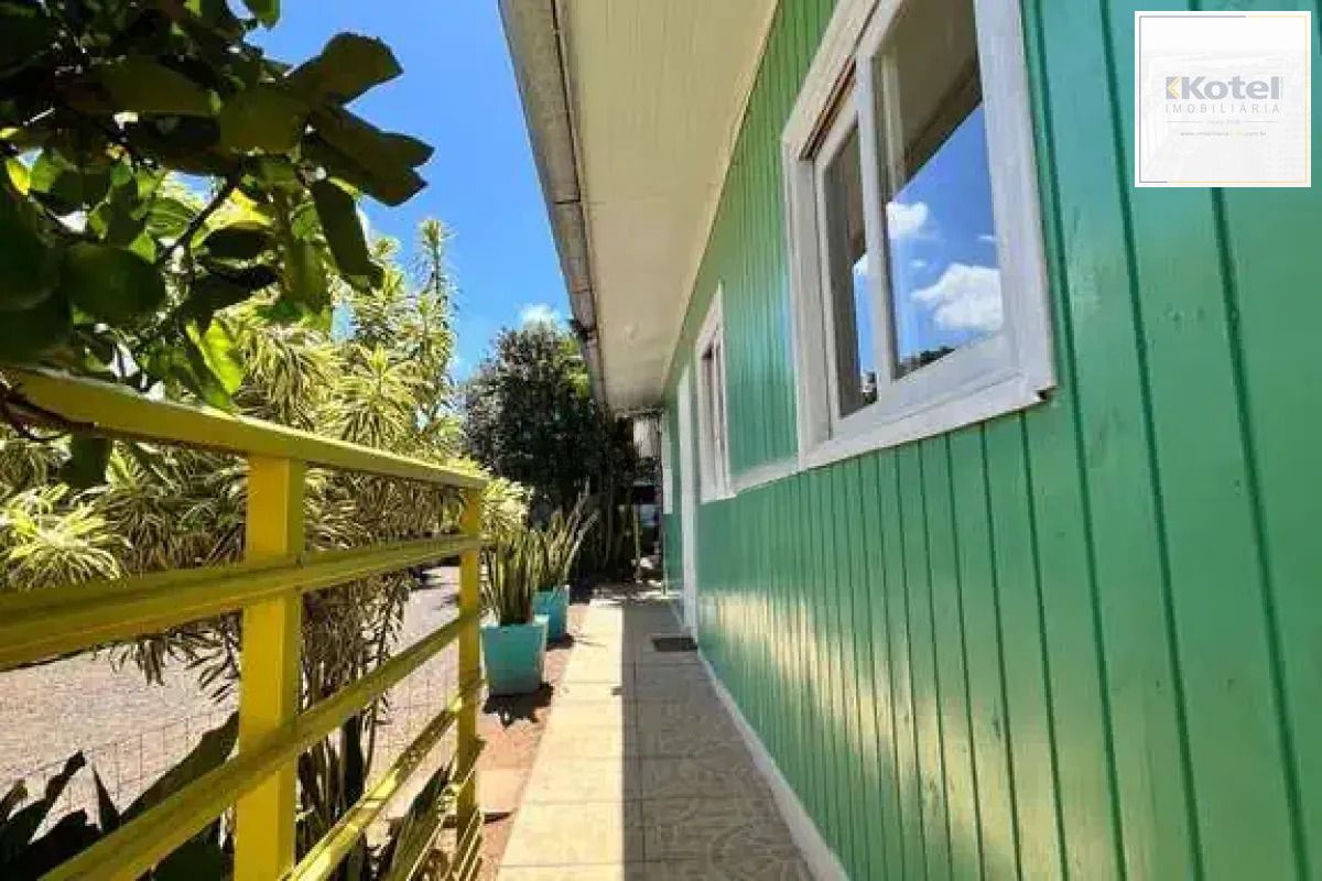 Casa com 3 quartos, vaga coberta e com muro no bairro Campos Novo