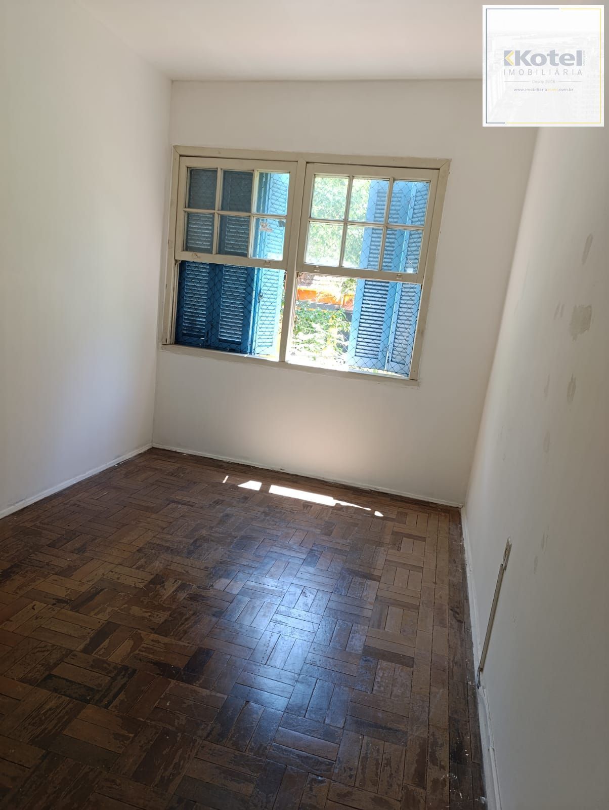 Apartamento de 2 quartos e sacada no bairro Mont' Serrat.