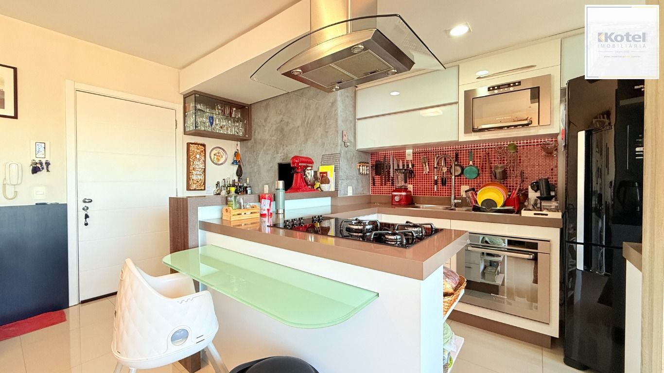 Apartamento 2 dormitórios, 1 vaga, elevador na Rua General Lima e Silva.