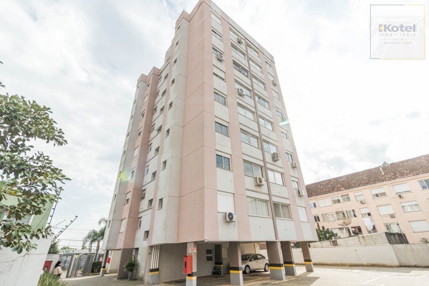 Apartamento semi mobiliado de 2 quartos, elevador e vaga no bairro Partenon.