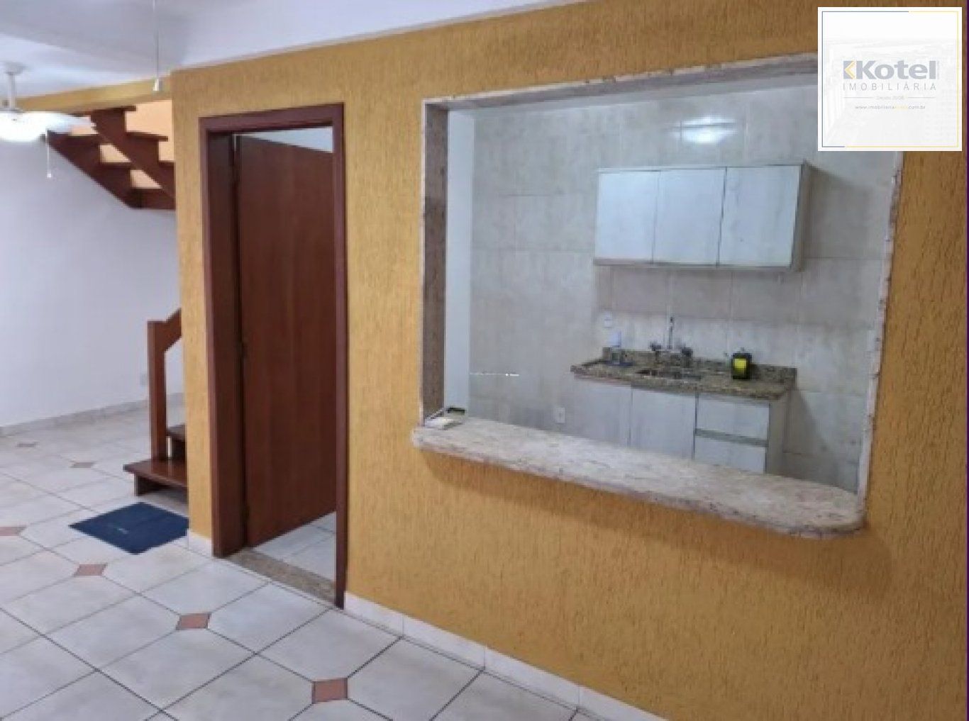 Casa semi mobiliada de 3 quartos, suíte, pátio, 2 vagas no bairro Serraria