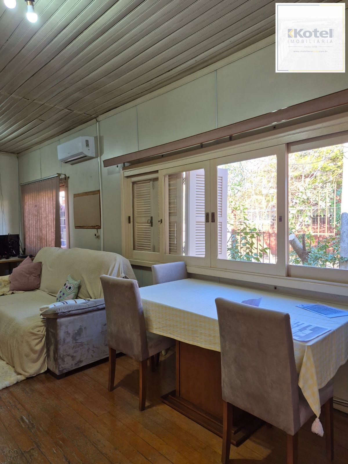 Casa mista de 3 quartos e 2 vagas no bairro Sarandi.