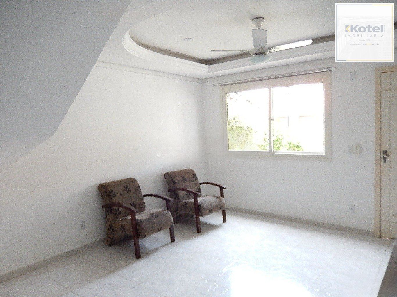 Casa em condomínio com 2 dormitórios, escada e 1 vaga de garagem.