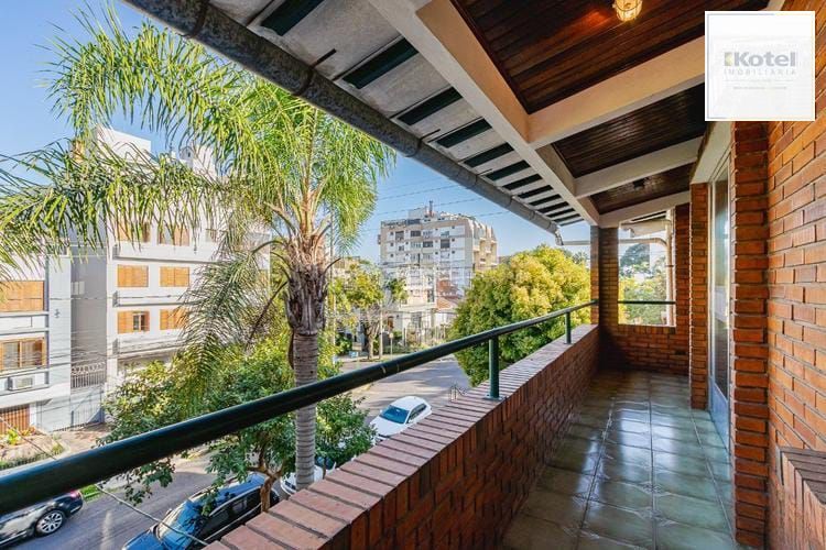 Casa com 6 quartos, 2 vagas e pátio no Bairro Higienópolis — foto 2