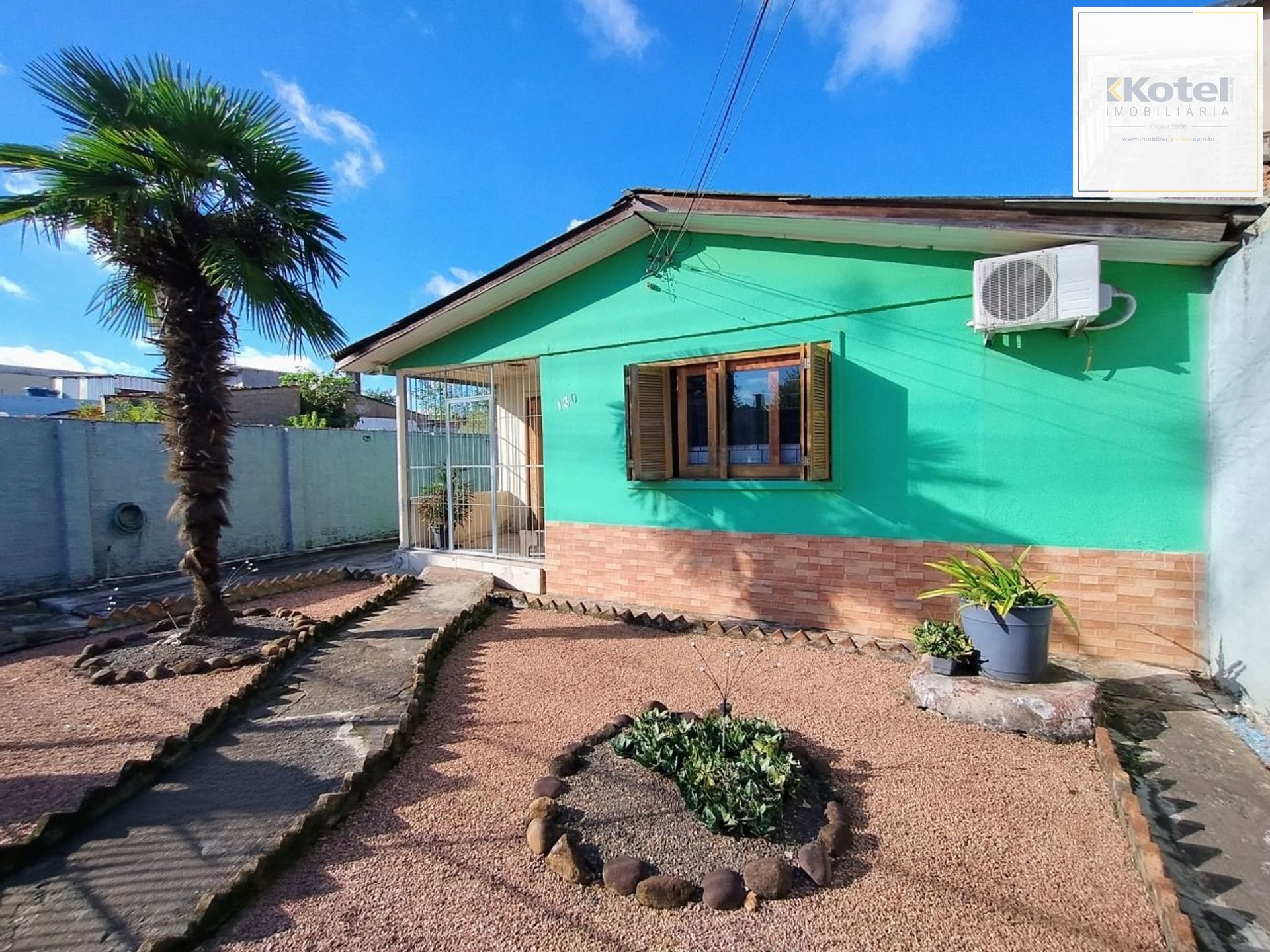 Casa de 3 dormitórios e 4 vagas de garagem em Canoas.