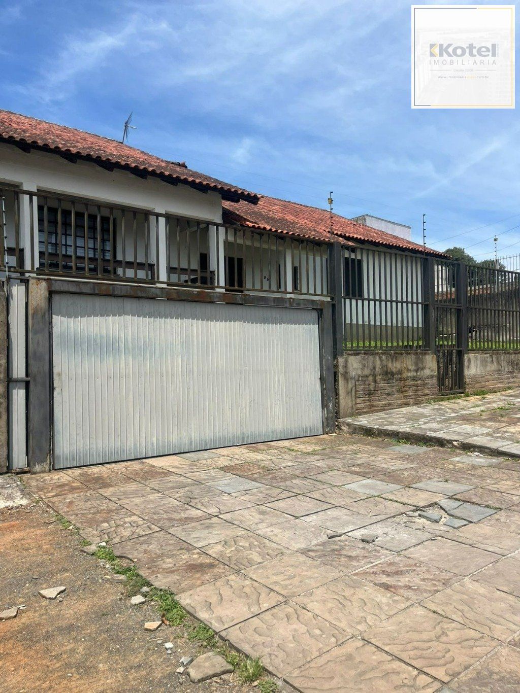 Casa de 3 dormitórios e 4 vagas de garagem em Cachoeirinha.