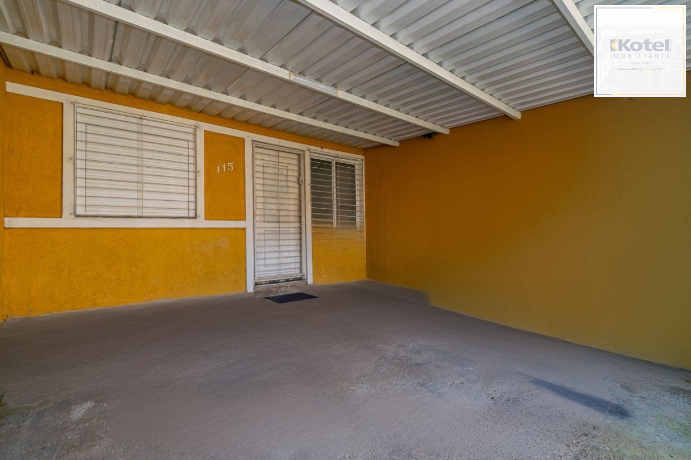 Casa de 2 dormitórios e 2 vagas de garagem em Cachoeirinha.