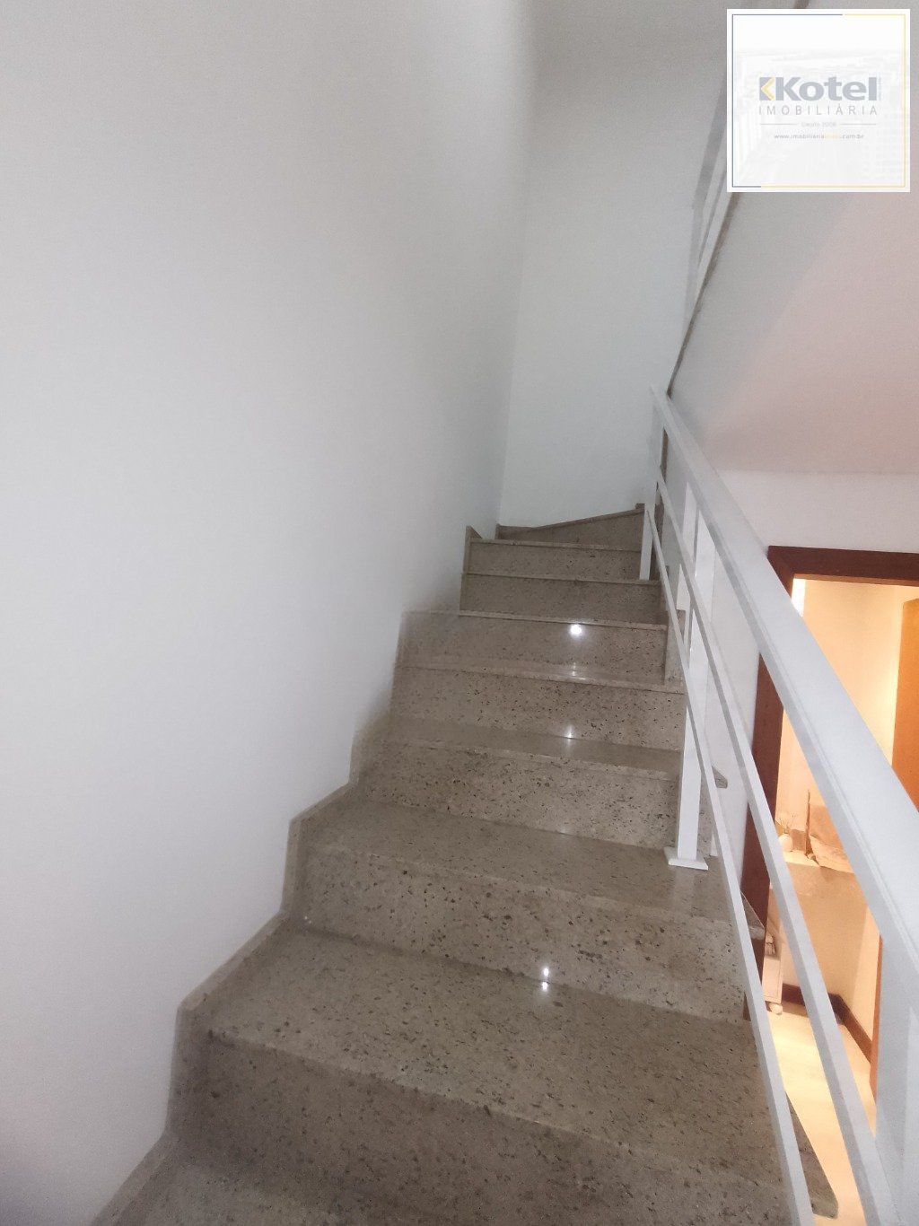 Casa de 5 dormitórios, piscina e 4 vagas de garagem em Canoas.