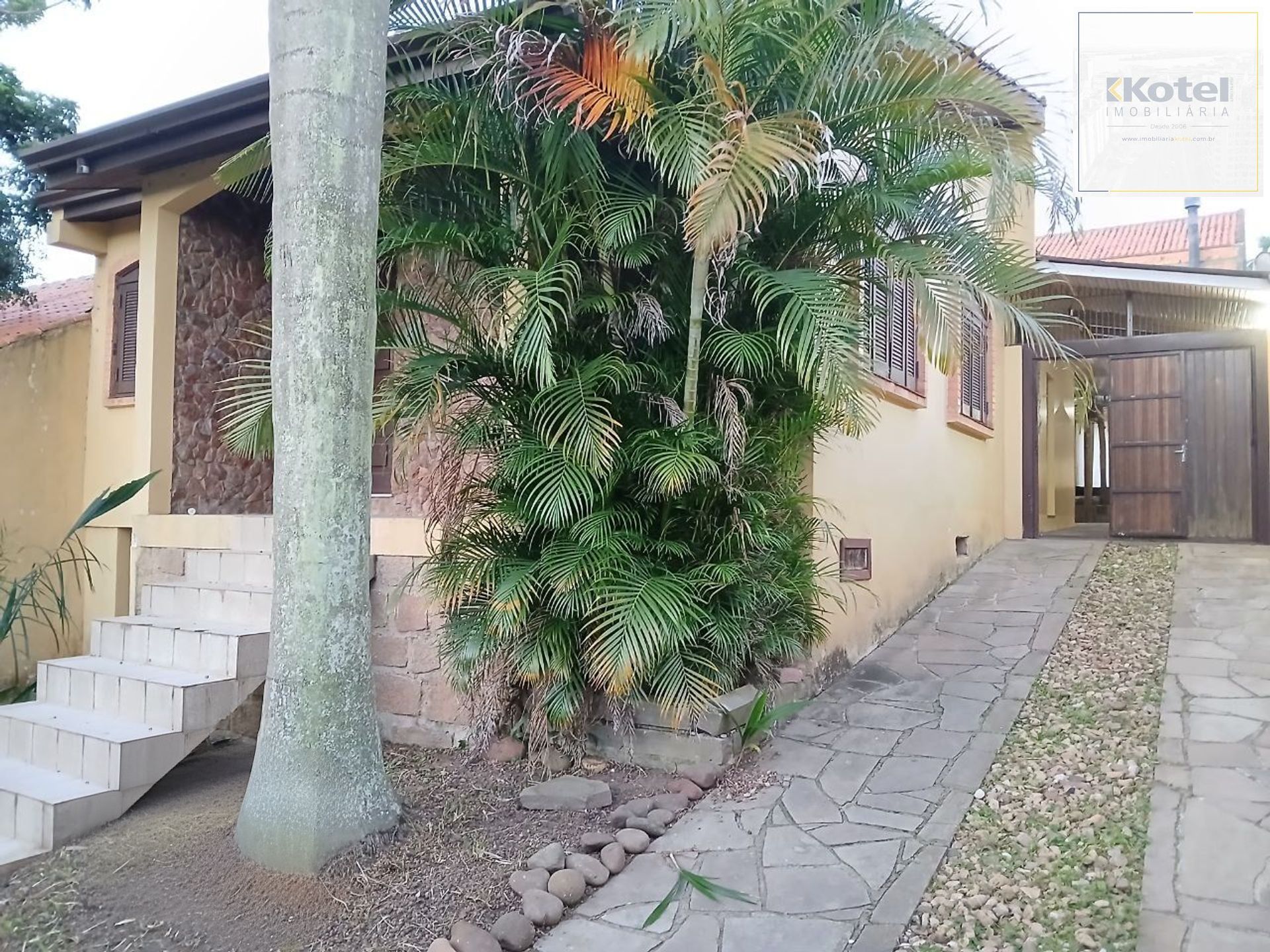 Casa de 3 dormitórios, piscina e 4 vagas de garagem em Canoas.