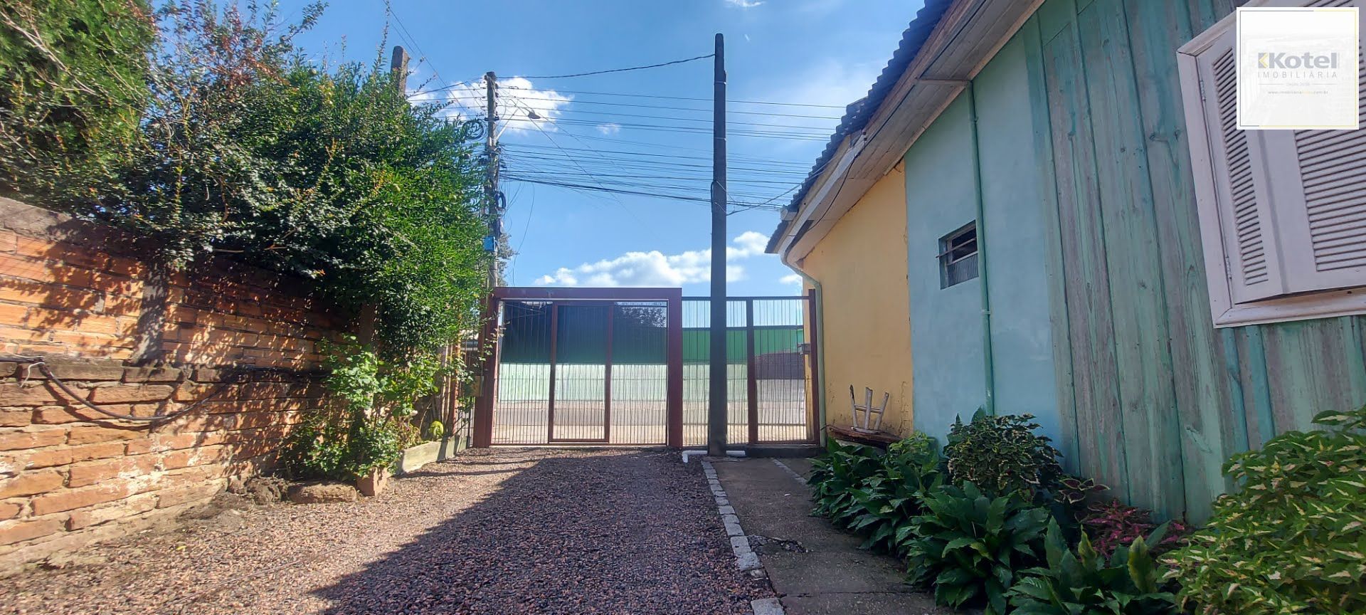 Imóvel com 2 moradias e ponto comercial em Alvorada