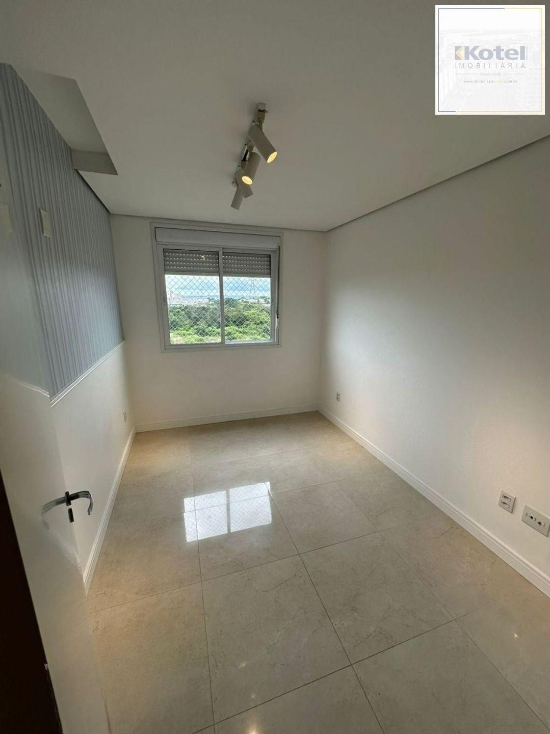 Apartamento de 2 dormitórios, elevador e 1 vaga de garagem em Canoas.